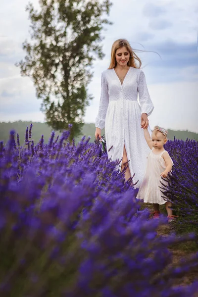 Beautiful Day Lavender Field Mother Daughter Walking — Stock Photo, Image