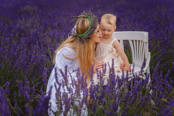 Picture Small Girl Her Mother Wearing Lavender Wreath — Stock Photo, Image