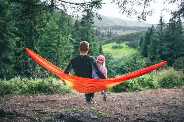 Happy Father Daughter Hammock Mountains Background Copy Space — Stock Photo, Image