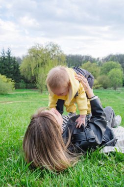 Annesinin oğlunu bahar parkında kaldırdığı güzel bir an..