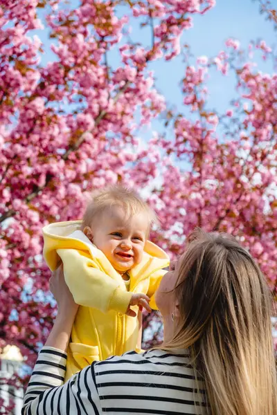 Joyful Moment Captured Mom Son Cherry Blossoms — Stock Photo, Image