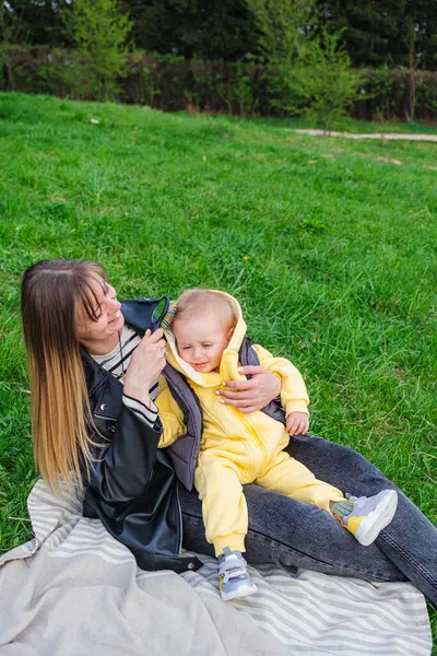 Mother Holds Her Son Her Lap Sits Blanket Green Lawn — Stock Photo, Image