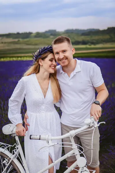 Young Couple White Bicycle Standing Field Full Lavender State Happiness — Stock Photo, Image