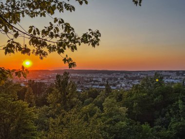 Şehre ve parka bakan gün batımı