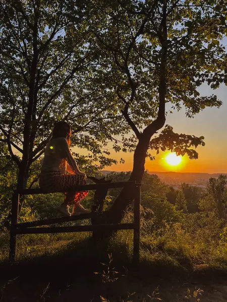 Woman Sits Fence Admiring City Sunset Skyline — Stock Photo, Image