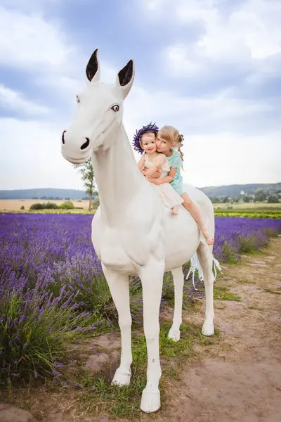 Lavender Field Picture Two Sisters Sitting White Decorative Horse — Stock Photo, Image