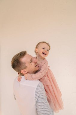 Baba ve kızı eğlenceli duygular yaşıyor.