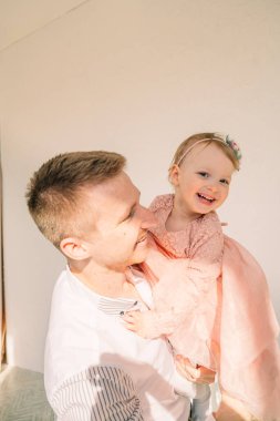 Baba ve kızı eğlenceli duygular yaşıyor.