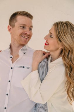 Güzel çift sarılma portresi