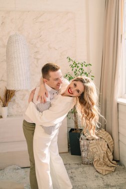 Güzel çift sarılma portresi