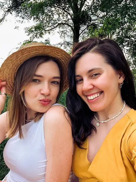 Selfie Two Friends Yard Summer — Stock Photo, Image