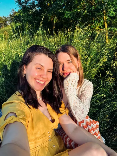 Selfie Two Friends Yard Summer — Stock Photo, Image