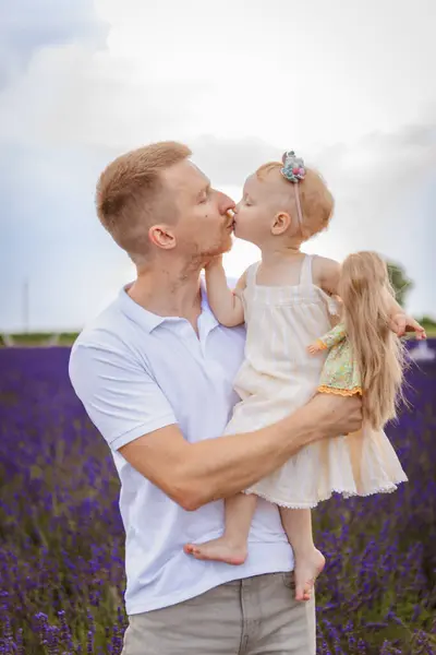 Little Girl Kisses Her Dad Family Picnic Lavender Field — Stock Photo, Image