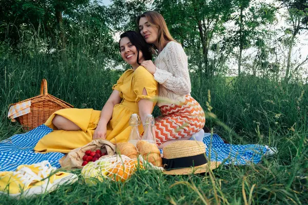 Two Girls Date Sit Blue Blanket Picnic Nature — Stock Photo, Image