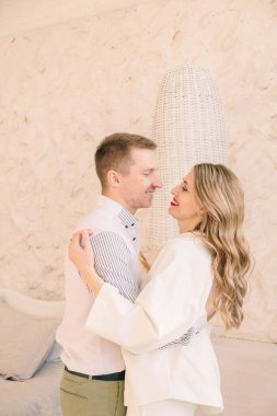 Güzel çift sarılma portresi