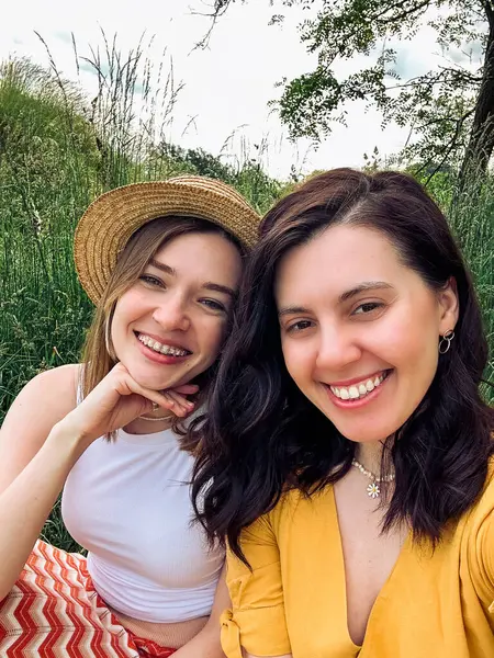 Yazın bahçede iki arkadaşın selfie 'si.