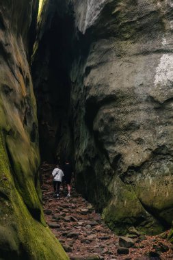 Karpatya dağlarında kanyondan geçen iki turist