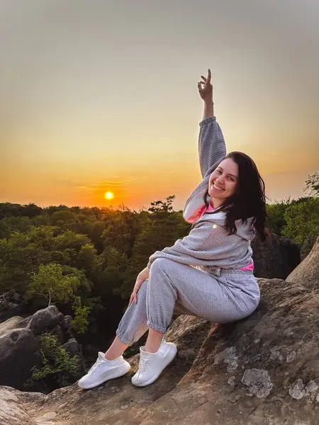 Glückliche Frau Genießt Sonnenuntergang Über Den Karpaten Sommerzeit Stockbild