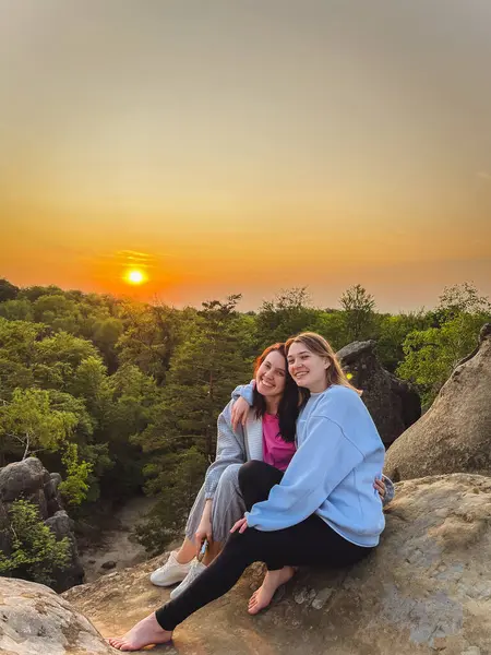Glückliches Paar Freundinnen Beim Fotografieren Sonnenuntergang Kopierraum lizenzfreie Stockbilder