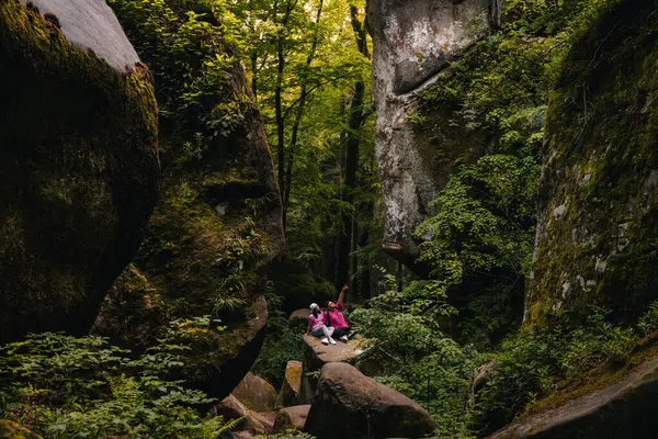 Paar Touristen Wandern Schlucht Den Waldkarpaten Stockbild