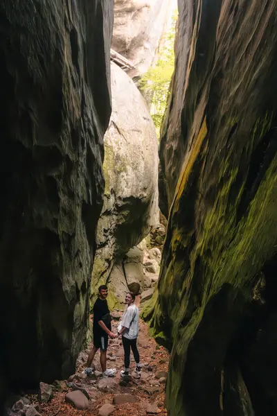 Paar Toeristen Wandelen Door Canyon Karpaten Bergen Rechtenvrije Stockfoto's
