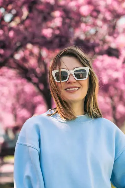 Porträt Einer Lächelnden Schönen Frau Mit Sonnenbrille Die Sakura Auf lizenzfreie Stockfotos