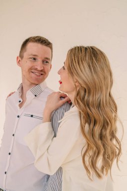 Güzel çift sarılma portresi