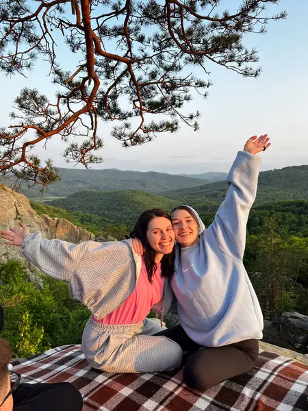 Mutlu Çift Bayan Arkadaşlar Gün Batımında Fotokopi Çekiyorlar Telifsiz Stok Fotoğraflar