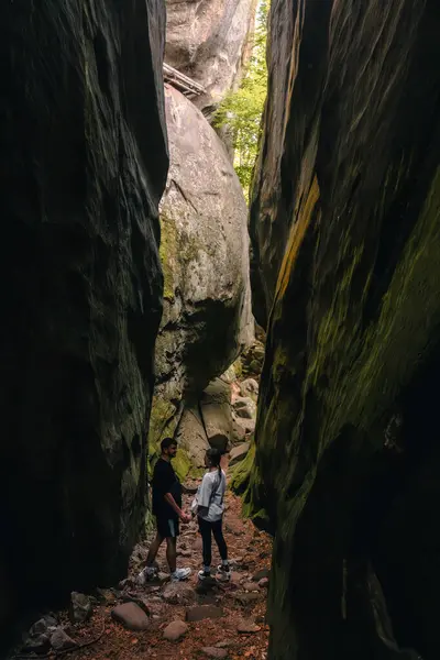 Paar Toeristen Wandelen Door Canyon Karpaten Bergen Rechtenvrije Stockafbeeldingen