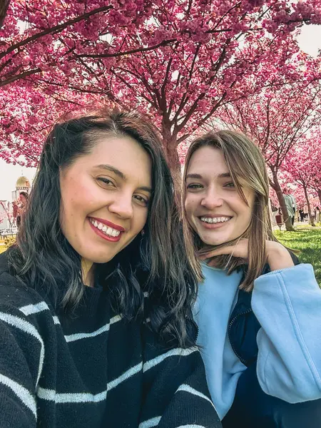 Două Prietene Fericite Luând Selfie Sub Înflorire Sakura Copac Timp Imagini stoc fără drepturi de autor