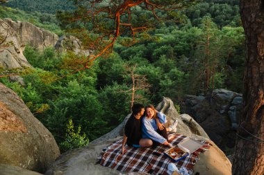 Mutlu çift gün batımında uçurumda buluşuyor. Birlikte iyi vakit geçirin.