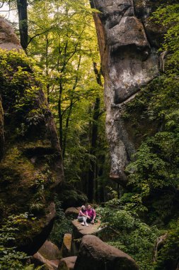 Karpat Dağları 'ndaki kanyonda yürüyüş yapan iki turist