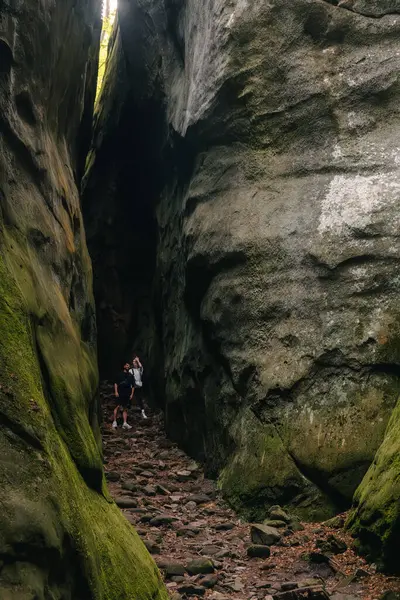 Paar Touristen Spaziert Durch Schlucht Den Karpaten Stockbild