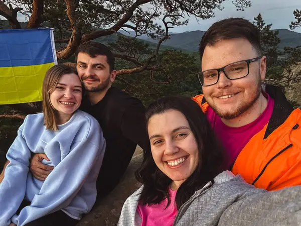 Glückliche Freunde Beim Selfie Sonnenuntergang Auf Der Spitze Der Klippe Stockbild