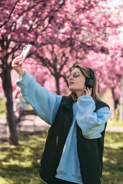 Glückliche Frau Die Freien Musik Headset Hört Und Ein Selfie Stockbild