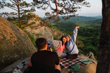 Mutlu arkadaşlar uçurumda pizza yiyorlar güzel Karpat dağ manzaralı