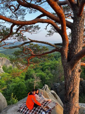 Mutlu çift gün batımında uçurumda buluşuyor. Birlikte iyi vakit geçirin.