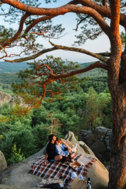 Mutlu çift gün batımında uçurumda buluşuyor. Birlikte iyi vakit geçirin.