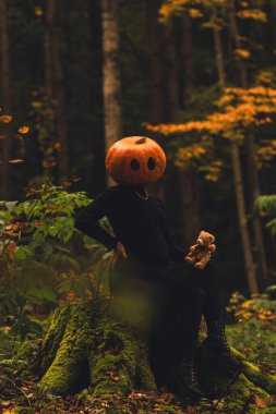 Oyuncak cadılar bayramı tatilleriyle balkabağı kafalı ürkütücü kadın.