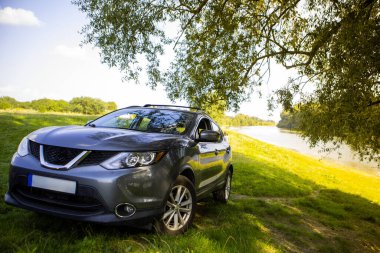 Doğada nehir kenarındaki gri SUV kopyalama alanı