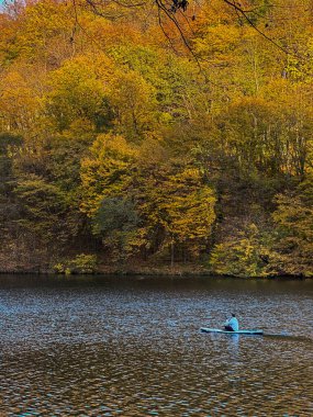 Autumn Gölü 'ndeki Man Paddleboard kopyalama alanı