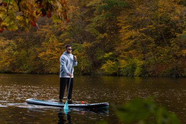 Autumn Gölü 'ndeki Man Paddleboard kopyalama alanı