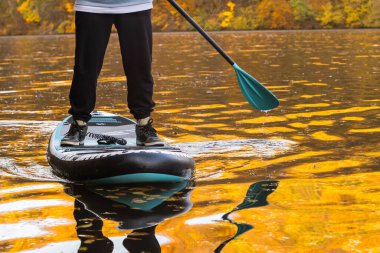 Sonbahar Serenity kopyalama alanında Paddleboard