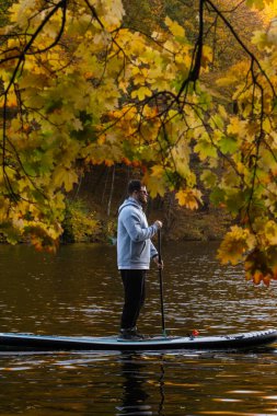 Autumn Gölü 'ndeki Man Paddleboard kopyalama alanı