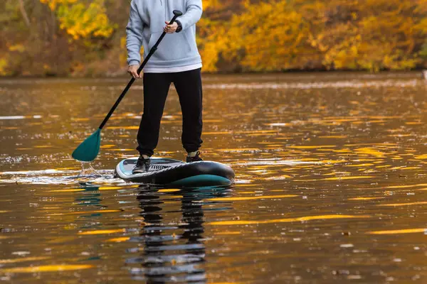 Sonbahar Serenity kopyalama alanında Paddleboard