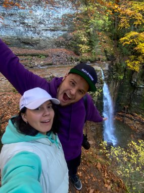 Şelale Seyahati Konseptiyle Doğanın Tadını Çıkaran Çift