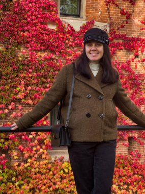 Sonbahar Yeşilliği 'nde Şık Kadın Güneşli Gün