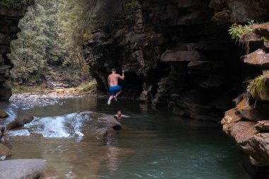 Serene River Yaz etkinliklerine atlayan adam