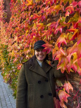 Sonbahar Yaprakları Portresindeki Şık Kadın