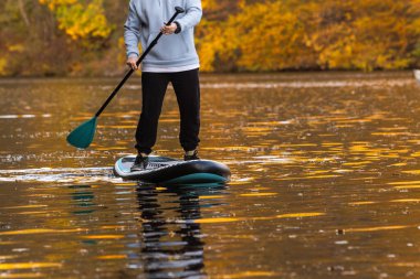 Sonbahar Serenity kopyalama alanında Paddleboard